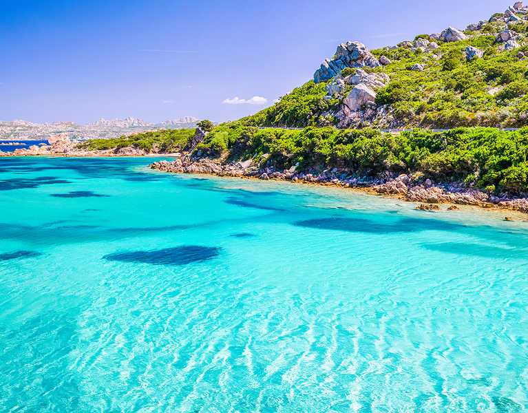 Cruza el Mediterráneo: Cerdeña con ferry incluido