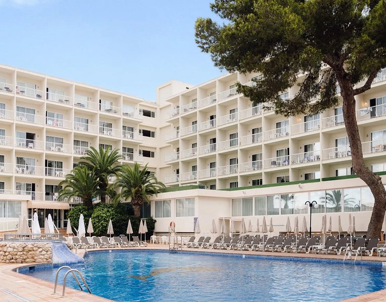 ¡Rumbo a Ibiza! Hotel en Es Canar con ferry opcional