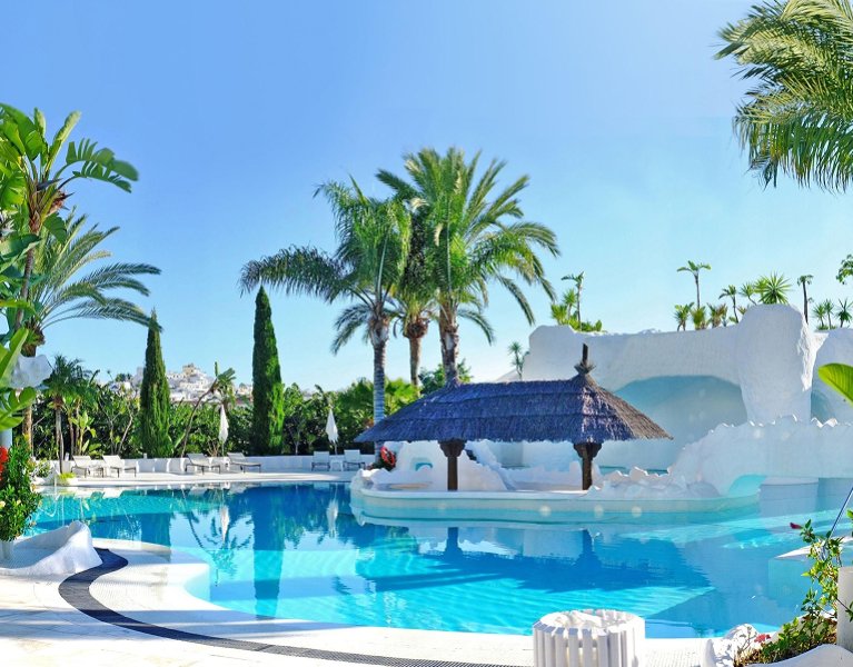 Almuñécar en modo suite, con piscina de grutas y cascadas