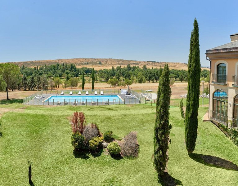 Naturaleza y piscina: tu escapada 4* de verano en Ávila