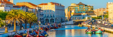 ¡Descubre los canales de Aveiro con desayuno incluido!