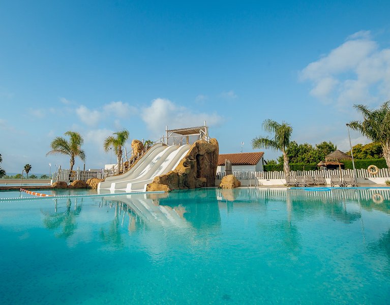Mucho más que un camping: tu cabaña con estilo frente al Mediterráneo