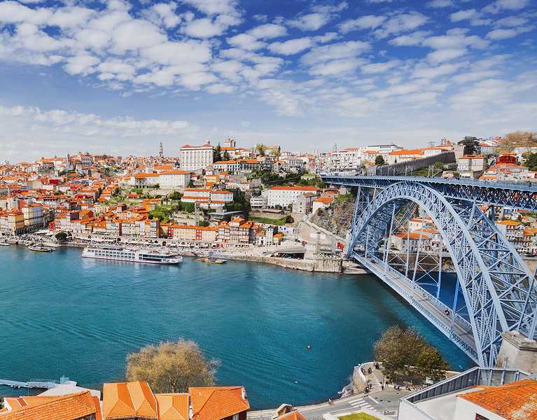 Descubre la esencia de Oporto: crucero por el Duero y bodega incluidos