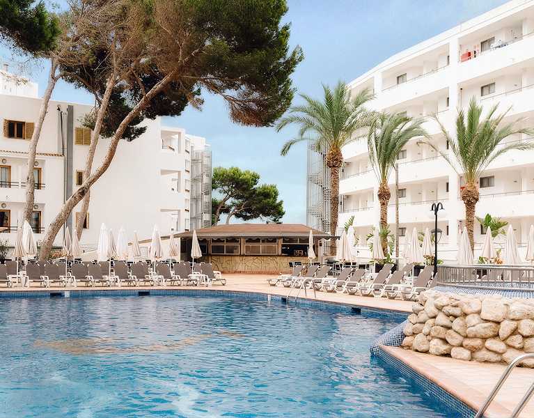 ¡Rumbo a Ibiza! Hotel en Es Canar con ferry opcional