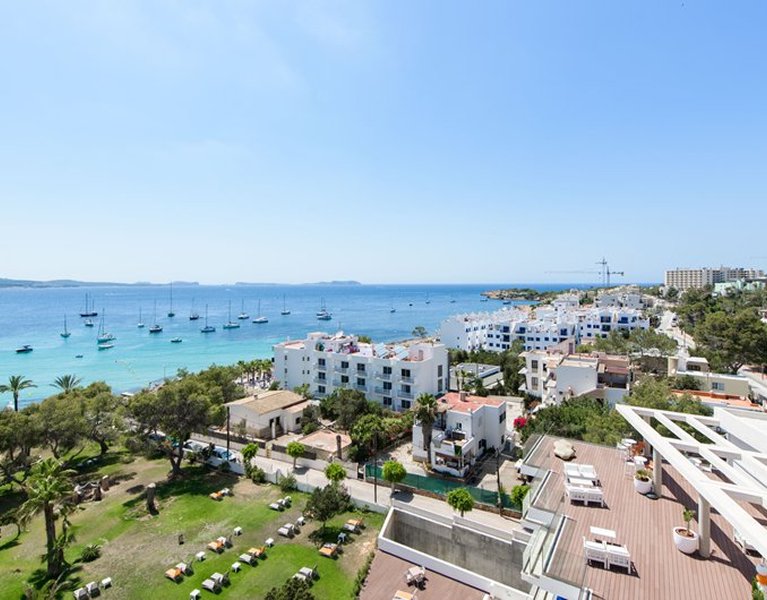 ¡Ibiza te espera! Tu viaje soñado a la isla blanca con ferry incluido