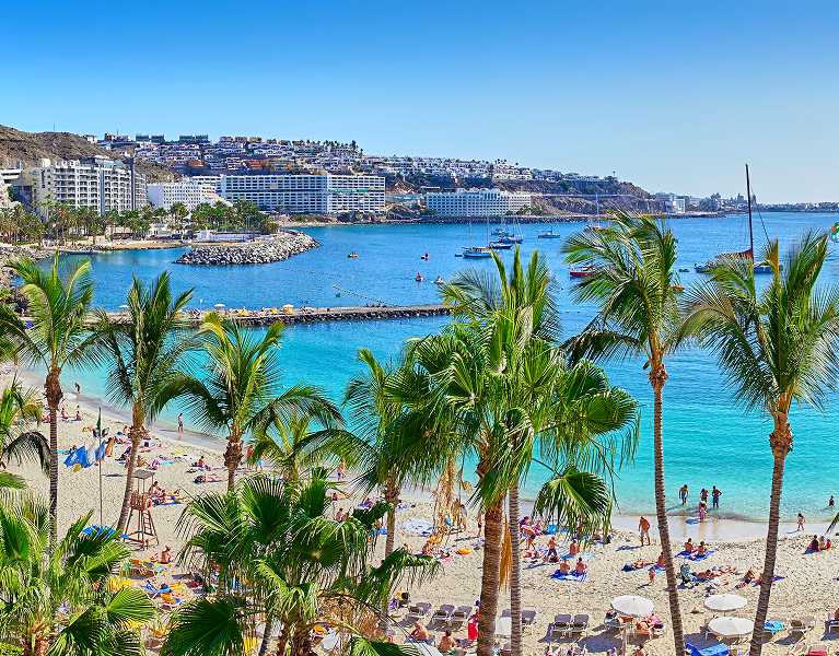 Gran Canaria en bungalow: piscina, palmeras y playa a pocos pasos