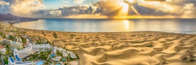 Gran Canaria en bungalow: piscina, palmeras y playa a pocos pasos
