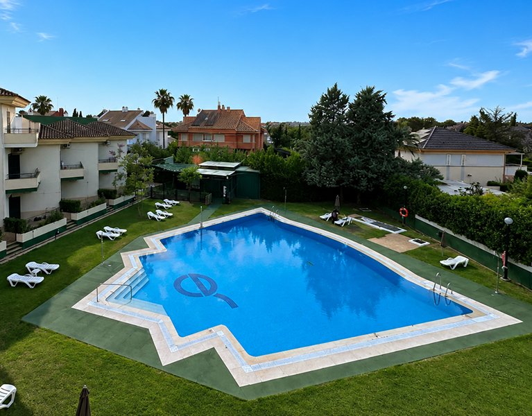 Alójate cerca de Sevilla: apartamentos con piscina y acceso al spa