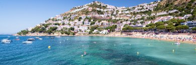 Roses: calas turquesa y Camino de Ronda, a pie de playa