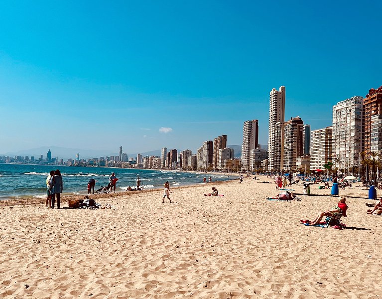 Escápate a Benidorm y alójate al lado de la playa