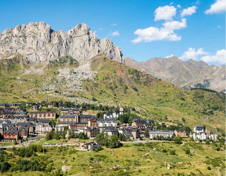 Descubre el encanto del Pirineo Aragonés desde un 4* en plena naturaleza