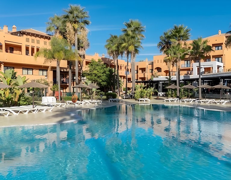 ¡Tu verano tiene acento andaluz!  Estepona en familia en hotel 4*