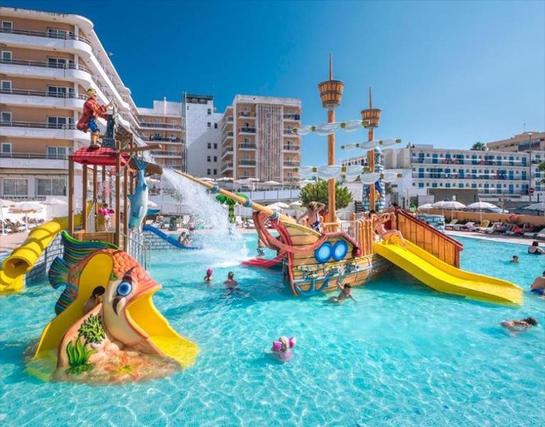 ¡Últimas plazas! El último chapuzón del verano en el Maresme: toboganes, playa y mucha diversión