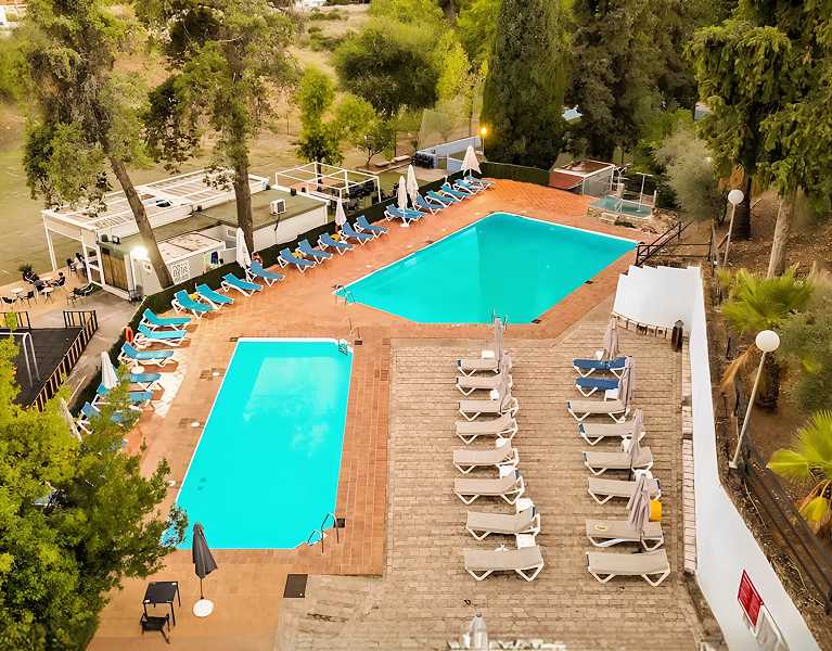 Un rincón con encanto a las puertas de Córdoba: jardines, piscina y relax