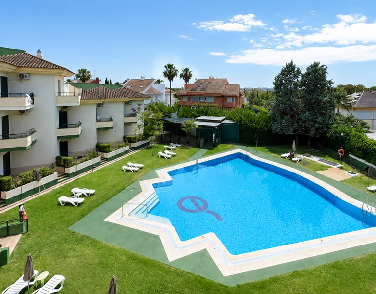 Alójate cerca de Sevilla: apartamentos con piscina y acceso al spa