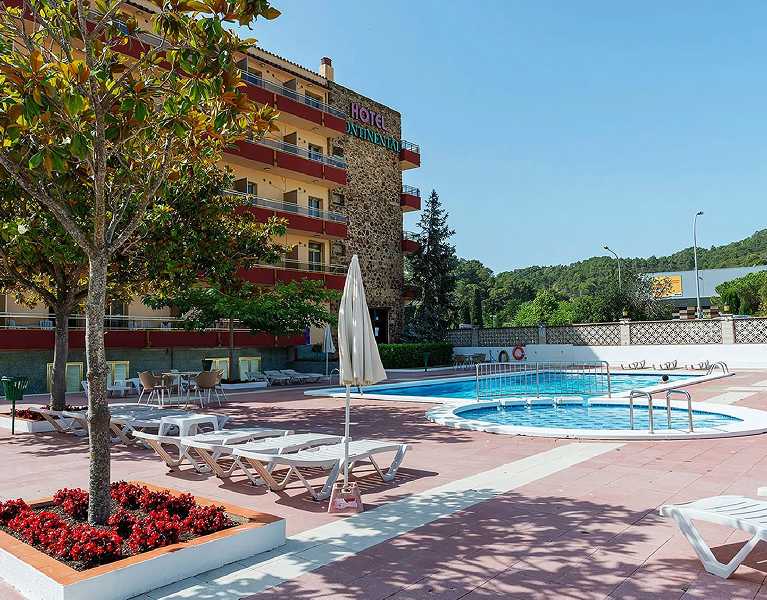 Descubre Tossa de Mar: murallas, calas y Mediterráneo