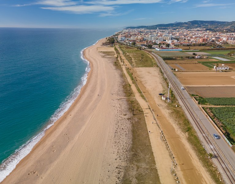 Malgrat de Mar desde primera línea: playa, paseo marítimo y hotel 3*
