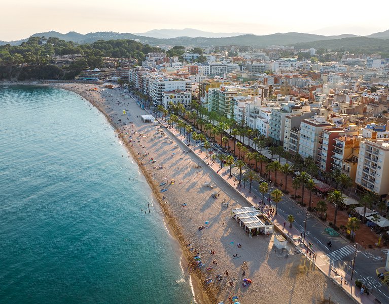 Descubre el lado más chic de Lloret: suites con estilo 