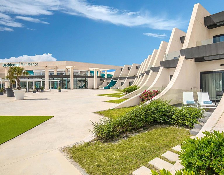 El encanto del Mar Menor te espera: descúbrelo con el confort de un hotel 4*