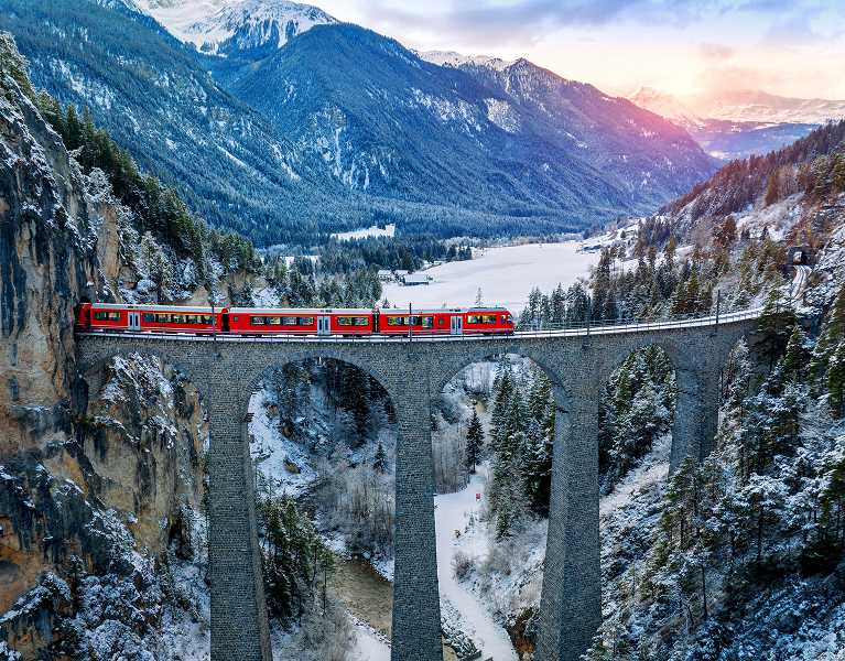 Bernina Express: un viaje de postal por los Alpes suizos