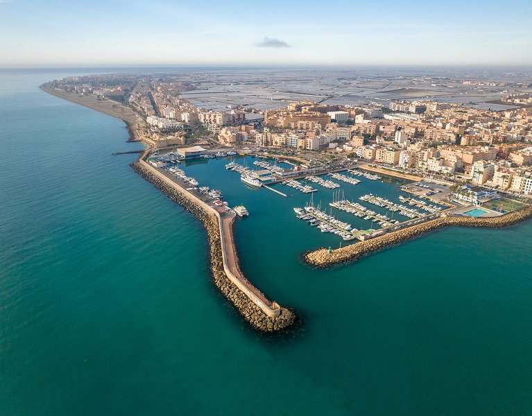 ¿Una escapada al Mediterráneo? Descubre Roquetas de Mar desde este hotel 4*