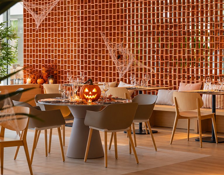 Vive un Halloween de 5* a orillas del mar en Santa Susanna