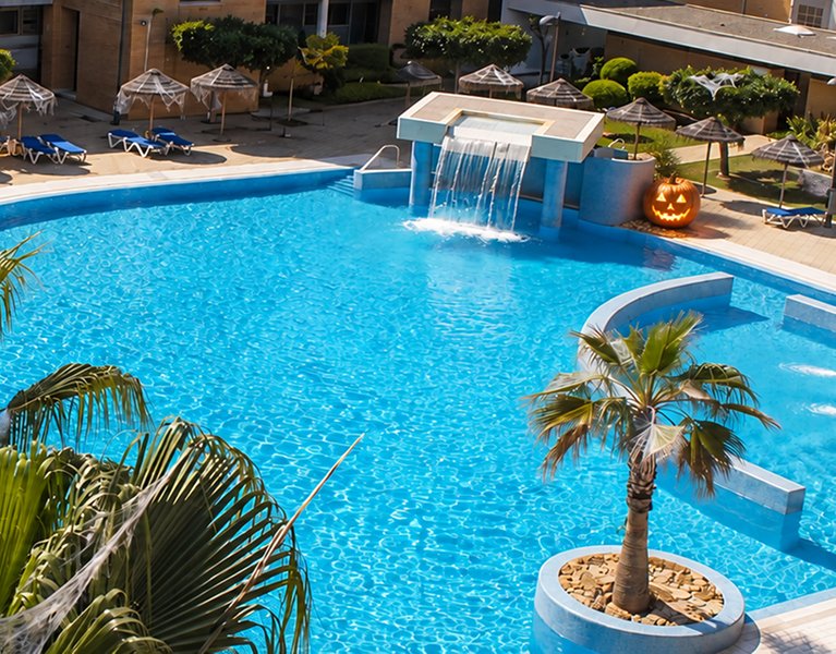 ¡Haz las maletas rumbo a Roquetas de Mar! 4*, pensión completa + bebidas y 1 niño GRATIS