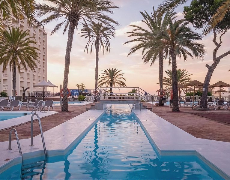 Disfruta de este 4* en Aguadulce en primera línea de playa