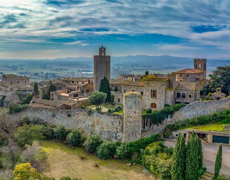 Descubre Pals desde un apartamento junto a la Costa Brava