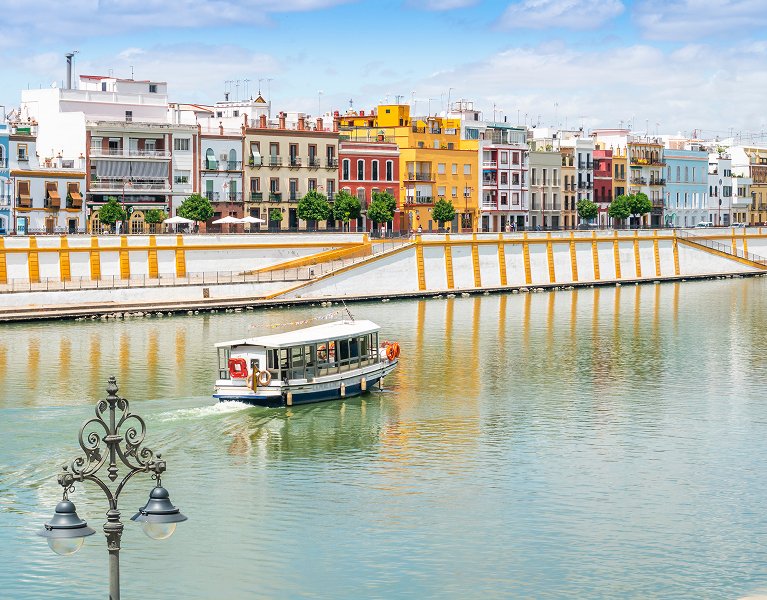 ¡Sevilla de ensueño! Tu apartamento con acceso al spa y crucero por el Guadalquivir