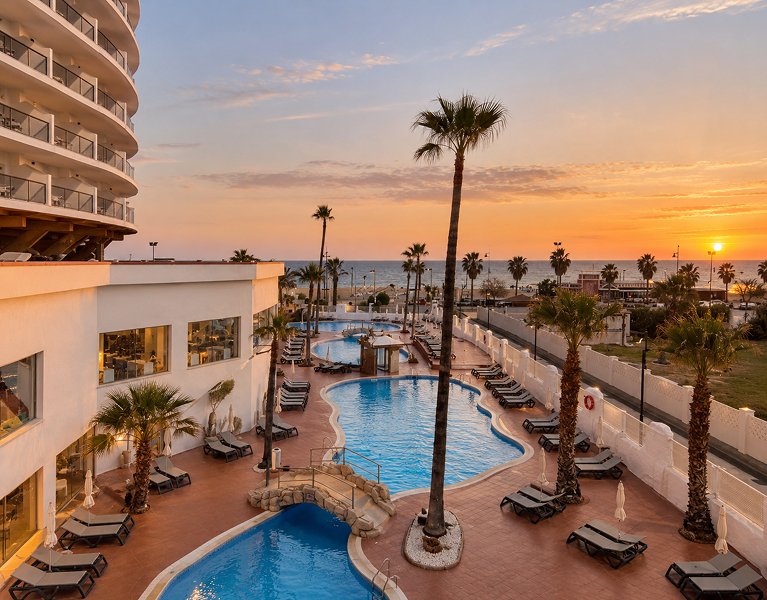 ¡La Costa del Sol a tus pies! Un 4 estrellas frente al mar en Torremolinos