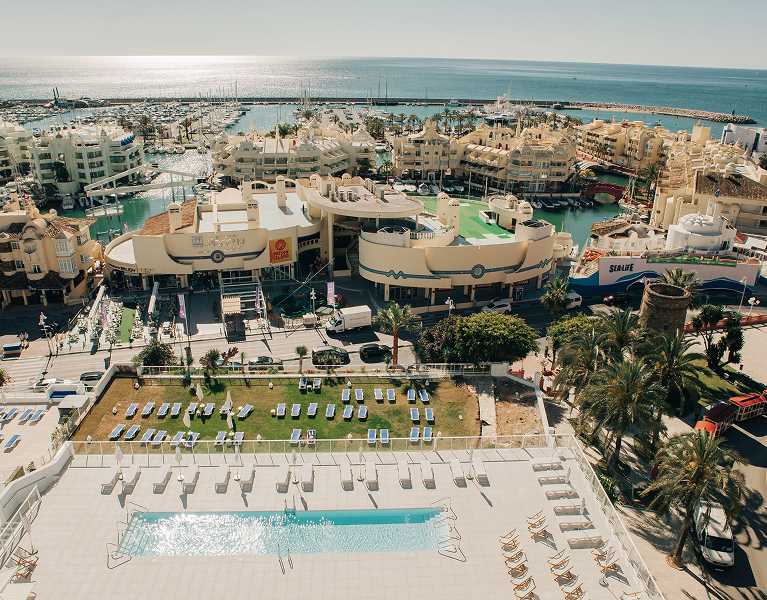 Escapa del invierno en Benalmádena: Sol, mar y 18 °C te esperan
