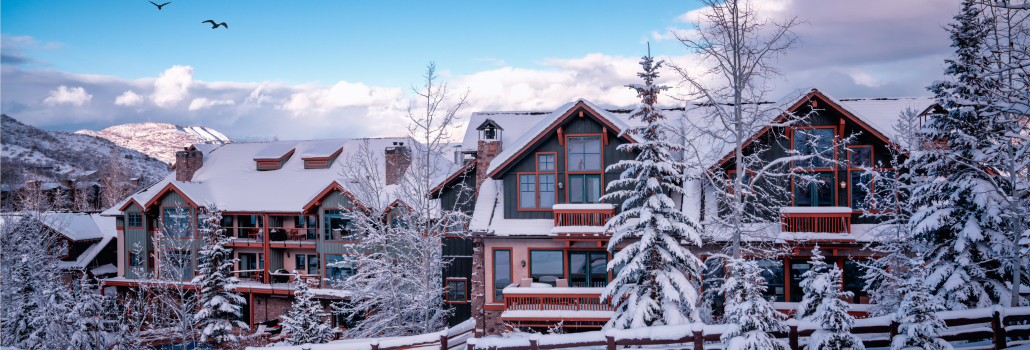 Motos de nieve, renos y paisajes de cuento